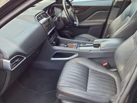 Used Jaguar F-Pace Portfolio 180 HP (132 kW) 2017 Black SUV