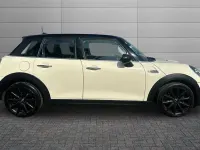 Usado Mini Cooper Classic 136 HP (100 kW) 2020 Branco Citadino