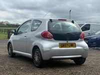 Begagnad Toyota Aygo 54 HK (39 kW) 2007 Silver Halvkombi