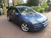 Begagnad Ford Focus Zetec 2008 Blå Halvkombi