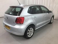 Usado VW Polo SE 90 HP (66 kW) 2013 Prateado Citadino