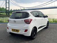 Used Hyundai i10 Premium 66 HP (48 kW) 2015 White Hatchback