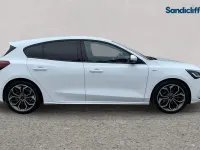 Gebraucht Ford Focus ST-Line X 125 PS (91 kW) 2023 Weiß Kleinwagen