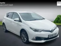 Used Toyota Auris Hybrid 136 HP (100 kW) 2018 White Hatchback