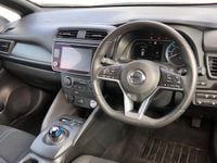 Begagnad Nissan Leaf Acenta 110 kW (150 HK) 2021 Röd Halvkombi