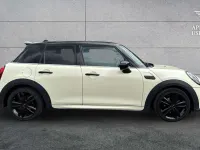 Usado Mini Cooper Hatch 136 HP (100 kW) 2021 Branco Citadino