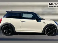 Usado Mini Cooper Sport 134 HP (98 kW) 2020 Branco Citadino