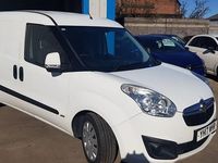Begagnad Vauxhall Combo Sportive 105 HK (77 kW) 2017 Vit Minibuss