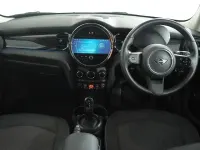 Usado Mini Cooper Classic 134 HP (98 kW) 2023 Branco Citadino