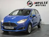 Begagnad Ford Fiesta Titanium 2013 Blå Halvkombi