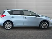 Used Toyota Auris Hybrid 136 HP (100 kW) 2014 Island blue Hatchback