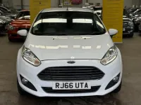 Second-hand Ford Fiesta Titanium 2017 Alb Hatchback