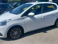 Used Peugeot 208 Signature Sky 82 HP (60 kW) 2018 White Hatchback