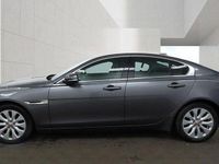 Usado Jaguar XE Prestige 163 HP (119 kW) 2018 Cinzento Sedan