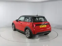 Usado Mini Cooper Hatch 113 kW (154 CV) 2025 Rojo Utilitario