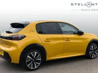 Używany Peugeot e-208 Premium 98 kW (134 KM) 2021 Żółty Hatchback