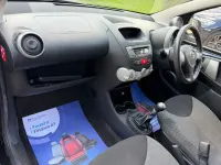 Usado Toyota Aygo 67 HP (49 kW) 2012 Preto Citadino