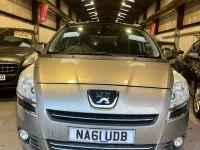 Usado Peugeot 5008 112 HP (82 kW) 2011 Cinzento Monovolume