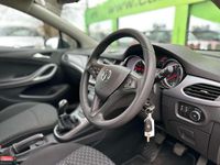 Used Vauxhall Astra Design Edition 105 HP (77 kW) 2017 Green Estate