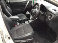 Used Toyota Auris Hybrid 136 HP (100 kW) 2015 White Hatchback