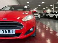 Begagnad Ford Fiesta Zetec 2013 Röd Halvkombi