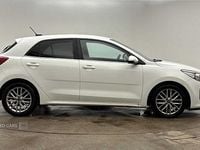 Used Kia Rio 99 HP (72 kW) 2017 White Hatchback