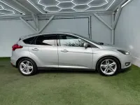 Usado Ford Focus Zetec 120 HP (88 kW) 2015 Prateado Citadino