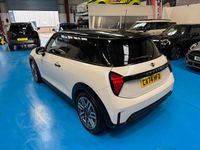 Używany Mini Cooper Classic 2024 Biały Hatchback