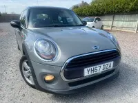 Usado Mini Cooper D Hatch 116 CV (85 kW) 2017 Gris Utilitario