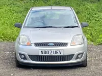 Usado Ford Fiesta Zetec 75 CV (55 kW) 2007 Plateado Utilitario