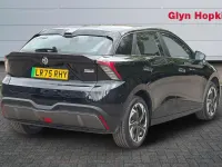 Begagnad MG MG4 EV SE 319 kW (435 HK) 2025 Svart Halvkombi