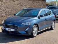 Begagnad Ford Focus Titanium 2021 Blå Halvkombi