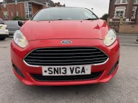 Usado Ford Fiesta Zetec 82 CV (60 kW) 2013 Rojo Utilitario