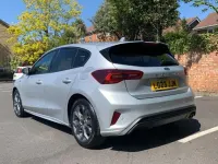 Usado Ford Focus ST-Line 123 CV (90 kW) 2023 Gris Utilitario