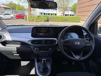 Usado Hyundai i10 Premium 77 HP (56 kW) 2025 Verde Citadino