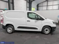 Begagnad Vauxhall Combo S 100 HK (73 kW) 2023 Vit Minibuss