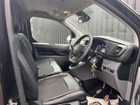 Second-hand Vauxhall Vivaro Sportive 150 CP (110 kW) 2021 Negru Monovolum