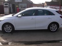 Used Kia Ceed 114 HP (83 kW) 2019 White Hatchback