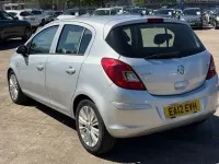 Usado Vauxhall Corsa Active 100 HP (73 kW) 2012 Prateado Citadino