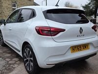 Used Renault Clio V Iconic 85 HP (62 kW) 2020 White Hatchback