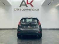 Usado Ford Fiesta Zetec 82 HP (60 kW) 2013 Cinzento Citadino