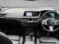 Begagnad BMW M135 Shadowline 302 HK (222 kW) 2022 Orange Halvkombi