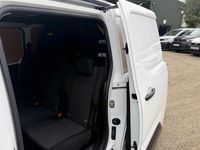 Second-hand Vauxhall Combo Edition 100 CP (73 kW) 2021 Alb Monovolum