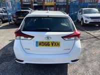Used Toyota Auris Active 90 HP (66 kW) 2017 White Estate