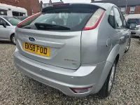 Usado Ford Focus Zetec 100 CV (73 kW) 2008 Plateado Utilitario