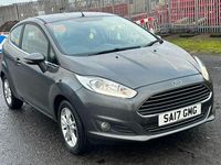 Usado Ford Fiesta Zetec 82 CV (60 kW) 2017 Gris Utilitario