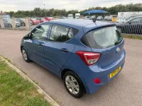 Gebraucht Hyundai i10 67 PS (49 kW) 2015 Blau Kleinwagen