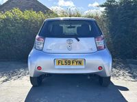 Usado Toyota iQ 68 HP (50 kW) 2009 Prateado Citadino