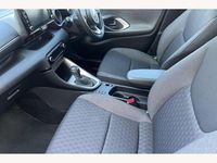 Used Toyota Yaris Hybrid Design 116 HP (85 kW) 2020 White Hatchback