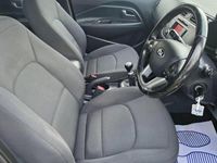 Usado Kia Rio 85 CV (62 kW) 2014 Negro Utilitario